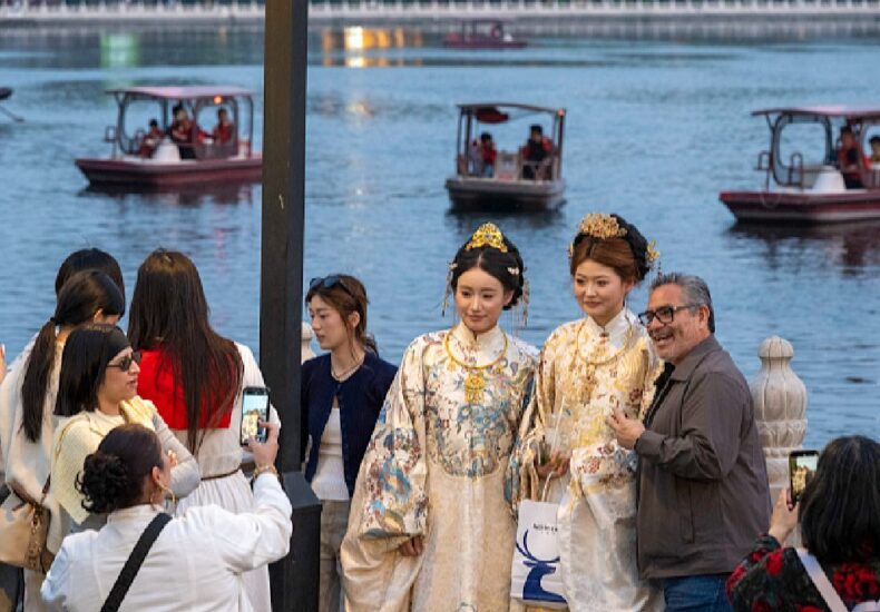 Tourists Amazed by China’s Security